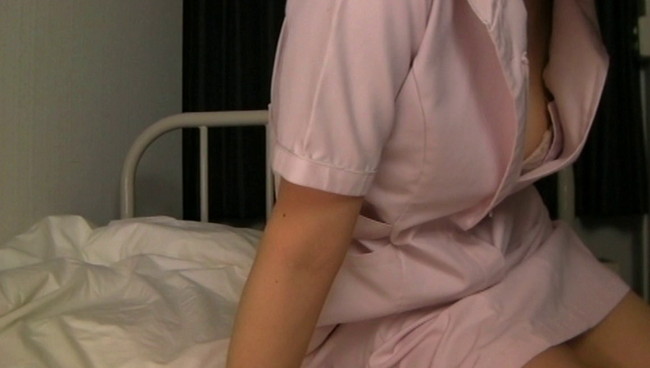 【おっぱい】入院している男性を元気づけている？胸チラする看護婦さんのおっぱい画像がエロすぎる！【30枚】 04