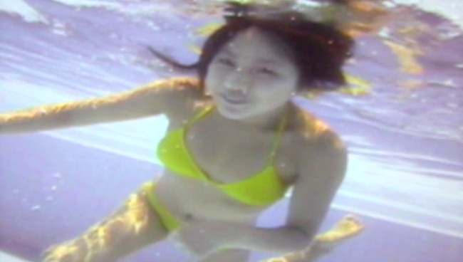 【おっぱい】プールでの撮影で楽しんでいるグラビアアイドルのおっぱい画像がエロすぎる！【30枚】 29