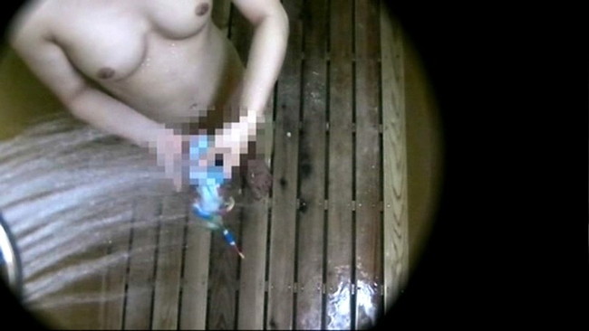 【おっぱい】海水浴場のシャワールームで盗撮された女の子のおっぱい画像がエロすぎる！【30枚】 23