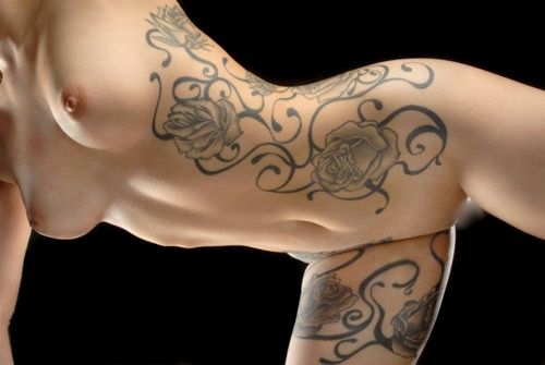 【おっぱい】体の一部や全身にタトゥーを入れている女性のおっぱい画像がエロすぎる！【30枚】 30