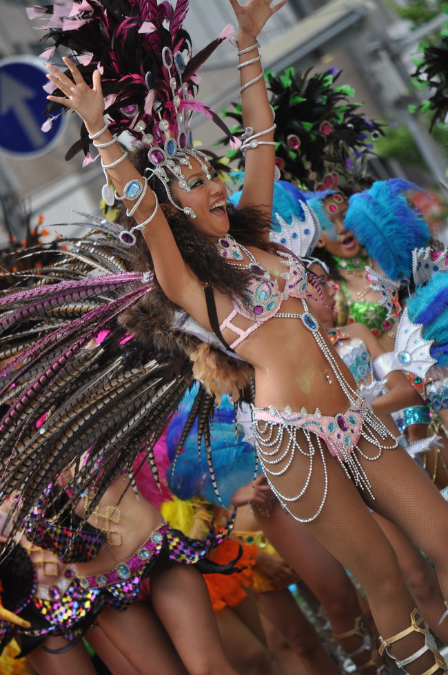 【おっぱい】サンバのリズムで踊りまくっているカーニバルを楽しむ女性のおっぱい画像がエロすぎる！【30枚】