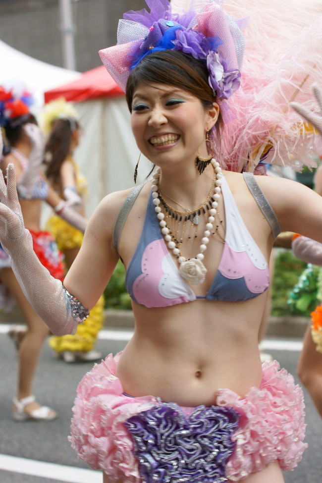【おっぱい】サンバのリズムで踊りまくっているカーニバルを楽しむ女性のおっぱい画像がエロすぎる！【30枚】 03