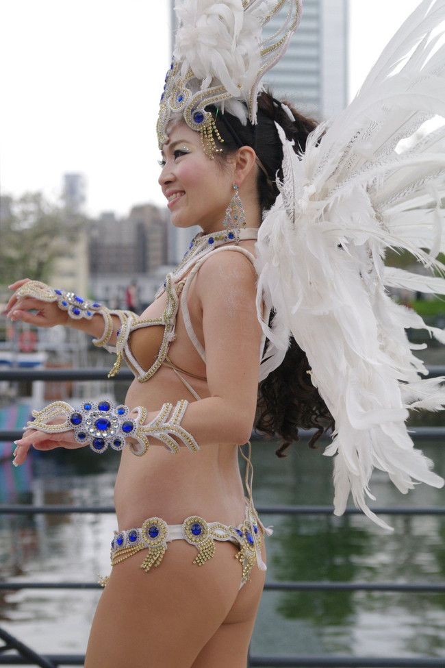 【おっぱい】サンバのリズムで踊りまくっているカーニバルを楽しむ女性のおっぱい画像がエロすぎる！【30枚】 11