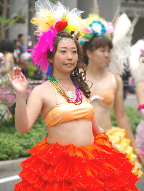 【おっぱい】サンバのリズムで踊りまくっているカーニバルを楽しむ女性のおっぱい画像がエロすぎる！【30枚】 22