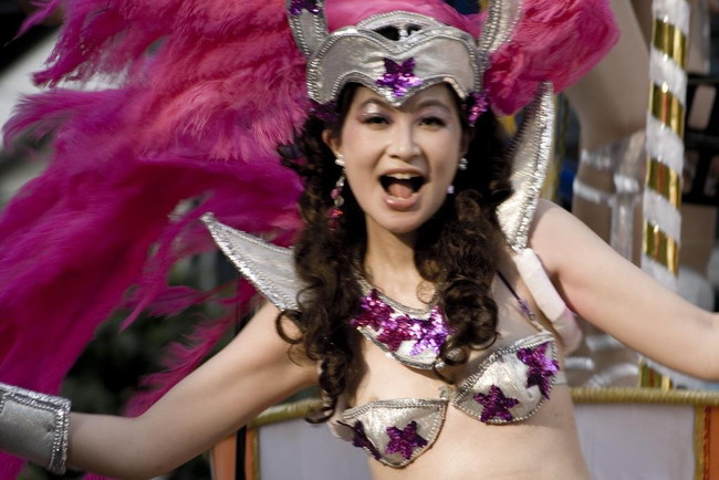 【おっぱい】サンバのリズムで踊りまくっているカーニバルを楽しむ女性のおっぱい画像がエロすぎる！【30枚】 25