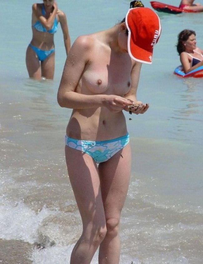 【おっぱい】ヌーディストビーチで何も着用せず裸をさらけ出している女性のおっぱい画像がエロすぎる！【30枚】 23