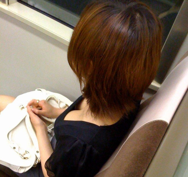 【おっぱい】電車で油断してる女の子のおっぱいがエロすぎる！ 19