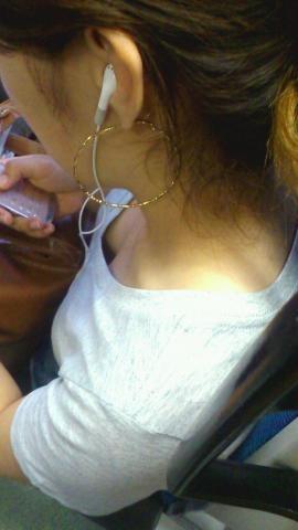【おっぱい】電車の中で見つけちゃった巨乳ちゃんの胸チラがエロすぎる！【30枚】 03