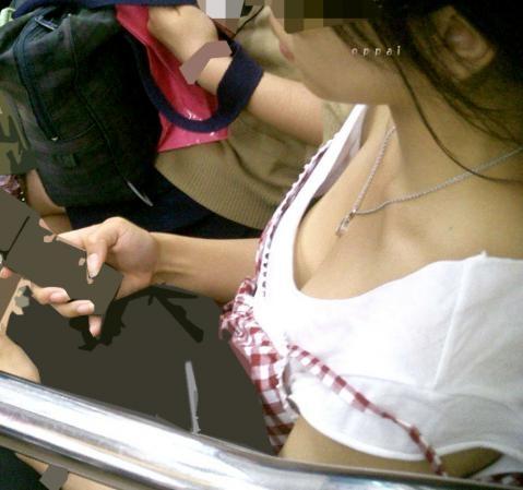 【おっぱい】電車の中で見つけちゃった巨乳ちゃんの胸チラがエロすぎる！【30枚】 07