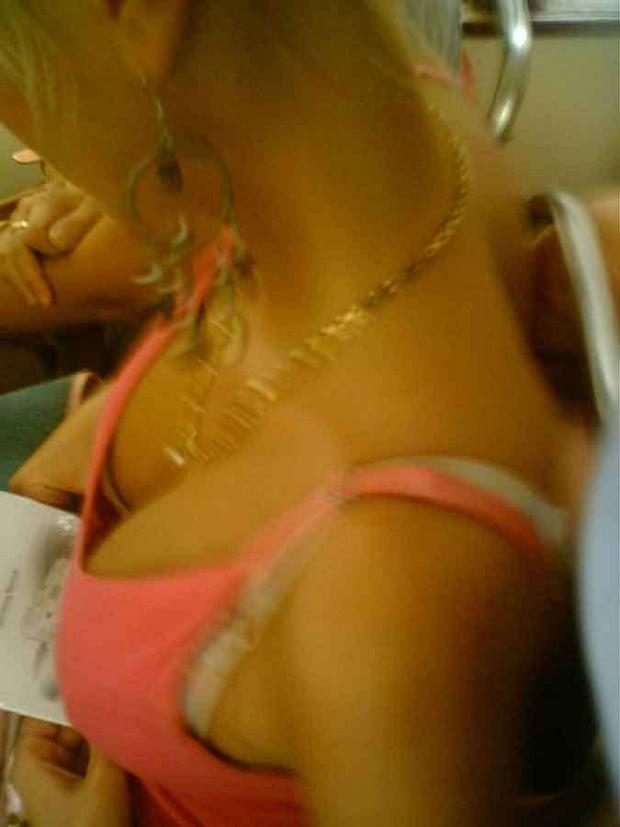 【おっぱい】電車の中で見つけちゃった巨乳ちゃんの胸チラがエロすぎる！【30枚】 08