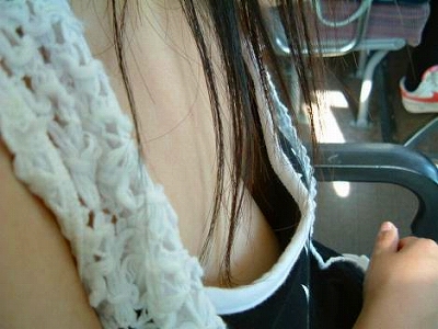【おっぱい】電車の中で見つけちゃった巨乳ちゃんの胸チラがエロすぎる！【30枚】 22
