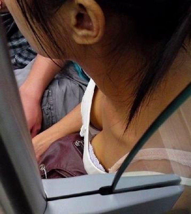 【おっぱい】電車の中で見つけちゃった巨乳ちゃんの胸チラがエロすぎる！【30枚】 26