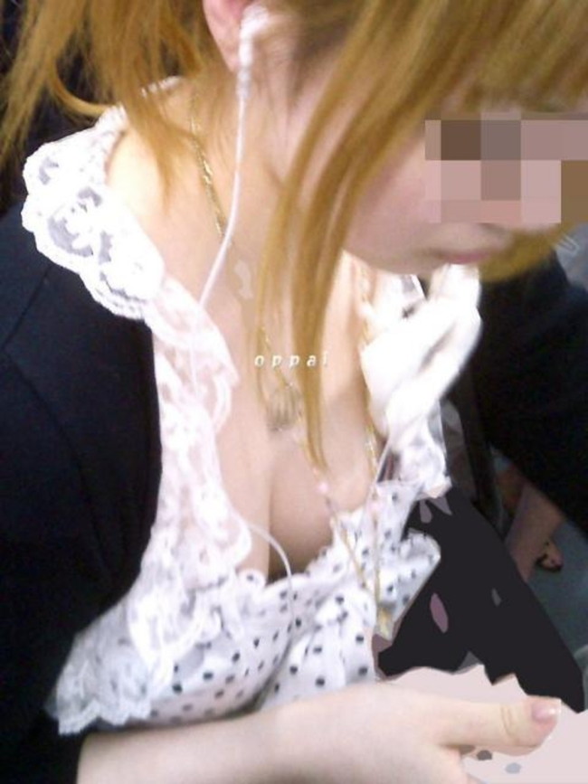 【おっぱい】電車の中で見つけちゃった巨乳ちゃんの胸チラがエロすぎる！【30枚】 28